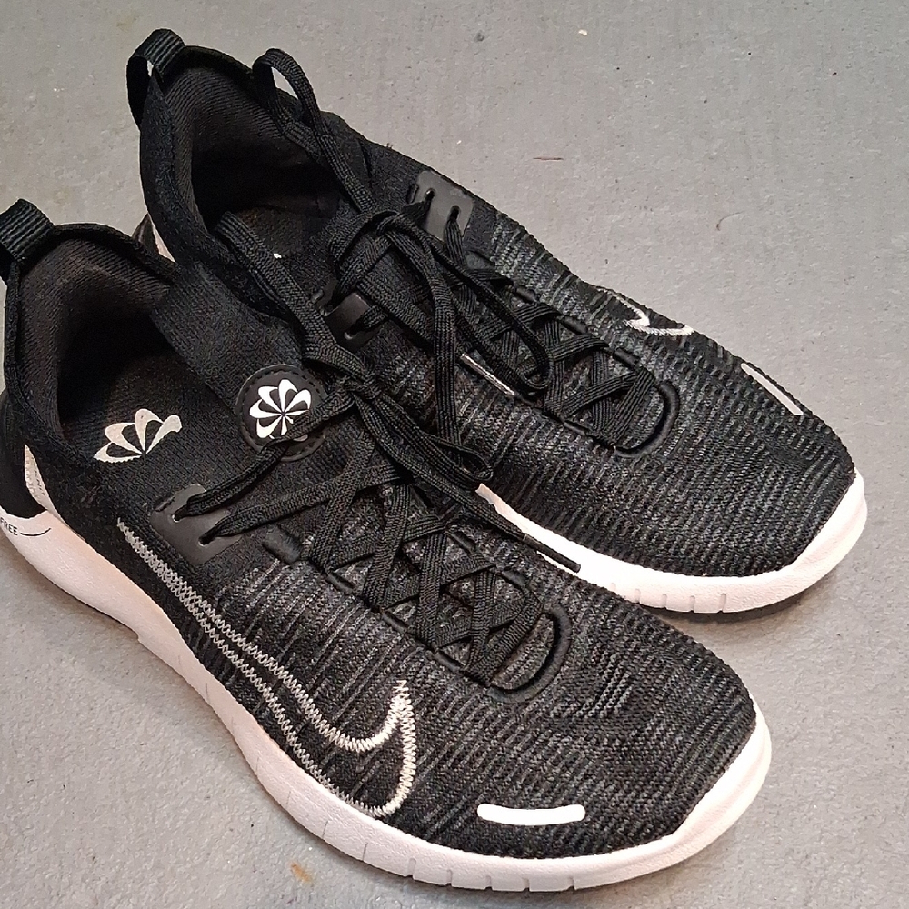 Nike Men's Black and White Athletic Sneakers